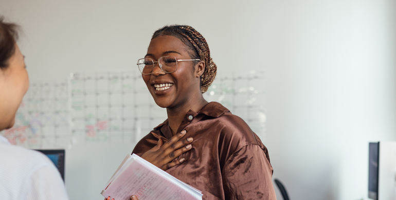JEUNE FEMME SOURIANTE