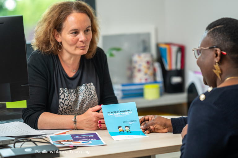 image d'illustration de deux femmes discutant
